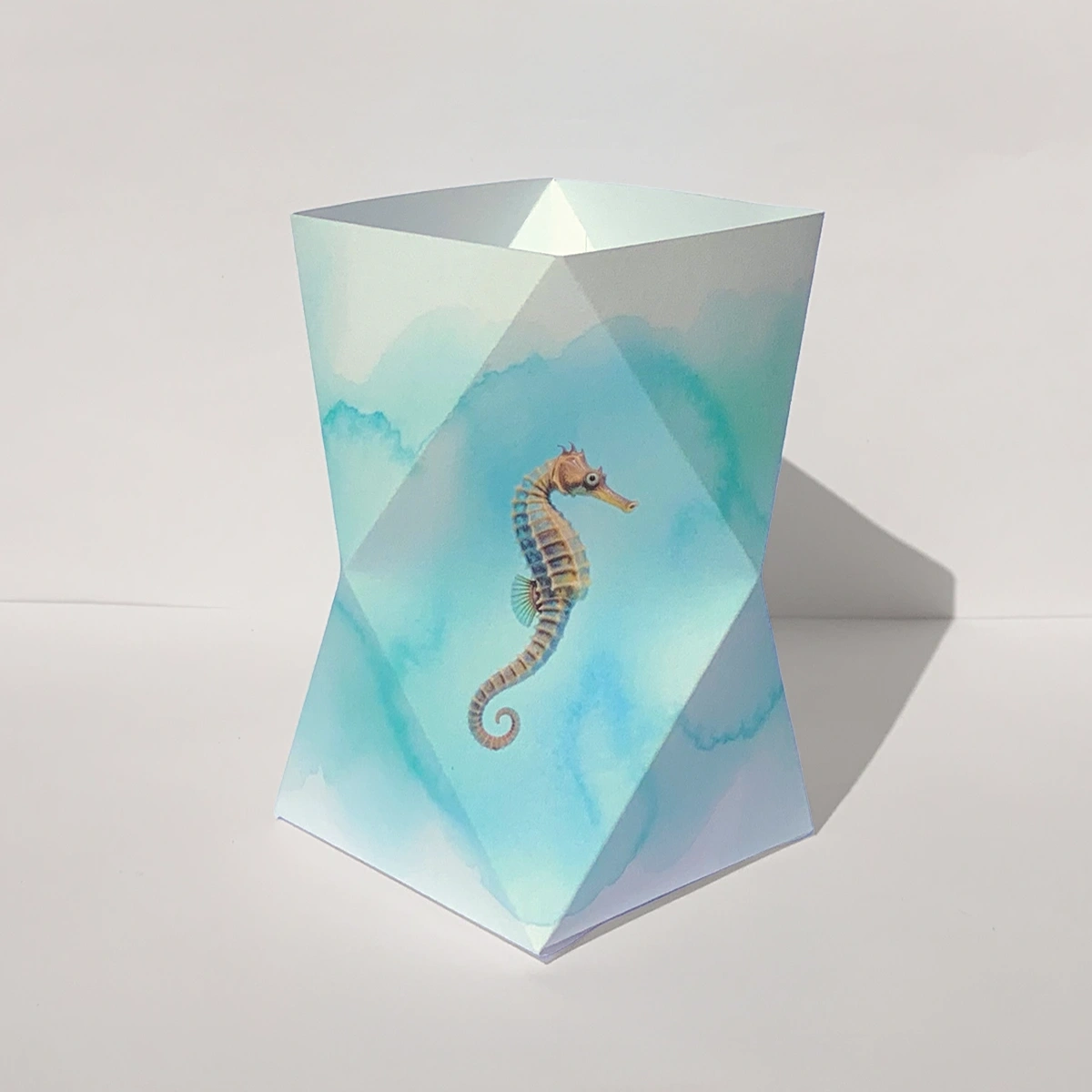 Türkises Origami-Windlicht zum Basteln mit maritimem Seepferdchen-Motiv, Kollektion Meeresbrise.